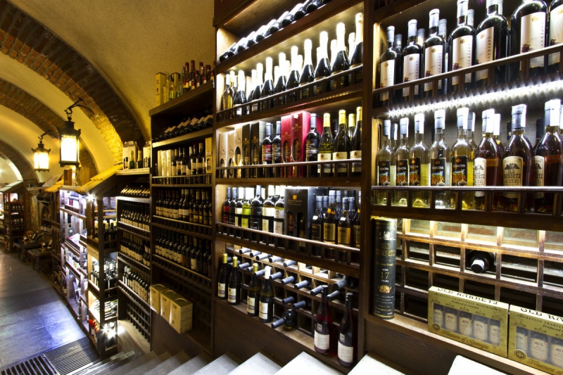 vitrine-RAYOL CANADEL SUR MER-min_world_street_travel_shop_canon_georgia_wine_bottles-429767